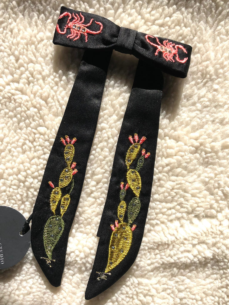 Embroidered Wyatt Bows (Clip)
