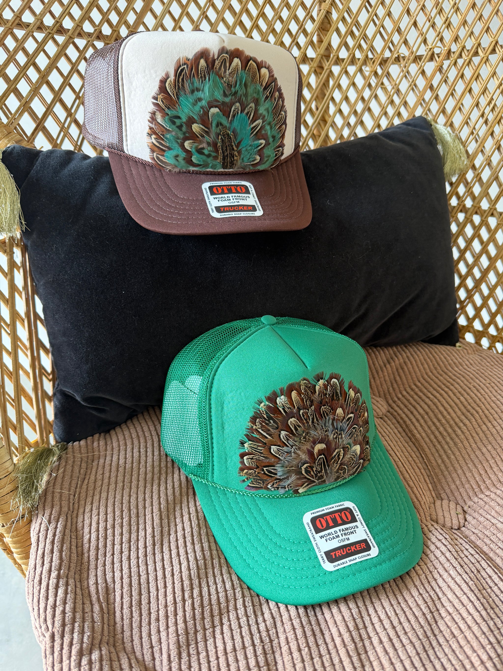 Feather Trucker Hat – Classic Rock Couture display picture 1